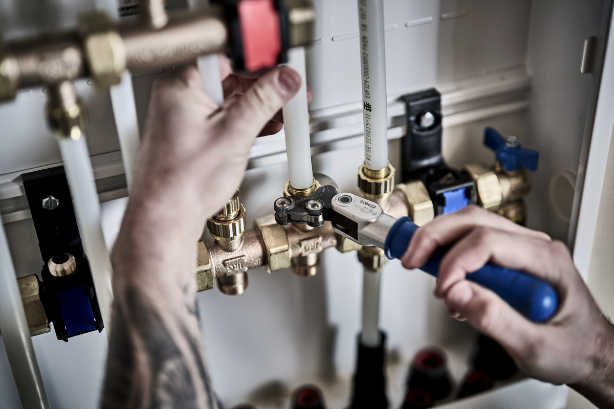 Rørlegger skrur i fordelerskap